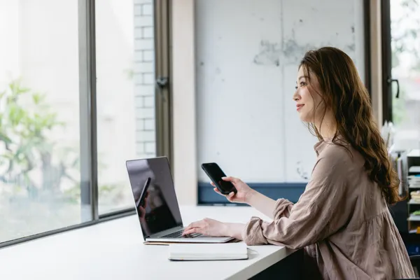 スマートフォンで予約する女性