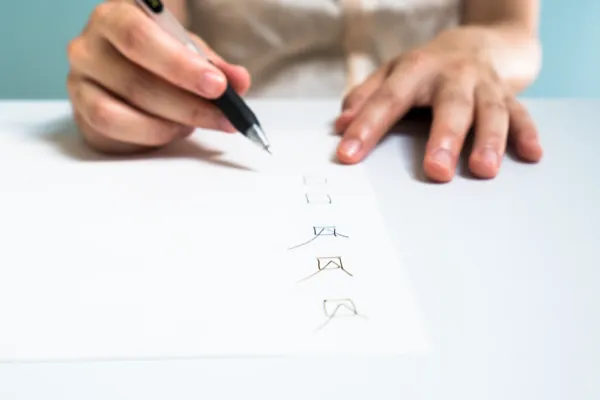 手帳に予定を書き込む様子