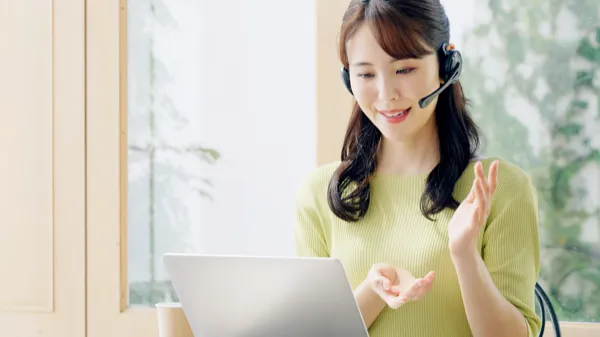 笑顔で対応する女性