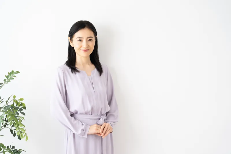穏やかに微笑む女性